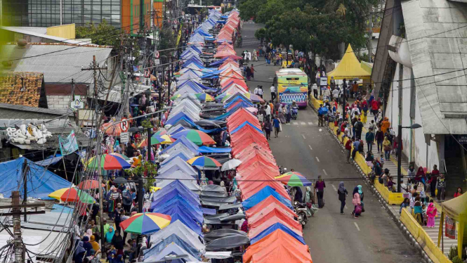 Sejumlah pedagang kaki lima berjualan di Jalan Jati Baru, Tanah Abang, Jakarta