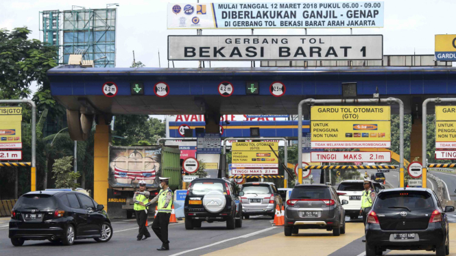 Pintu tol di Bekasi Barat, Bekasi, Jawa Barat.