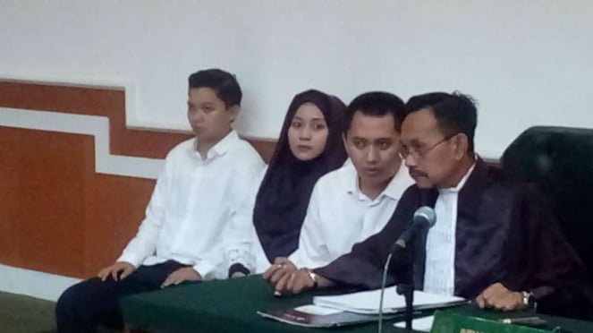 Anniesa Hasibuan dan Kiki Hasibuan, kakak dan adik bos perusahaan PT First Travel, dalam persidangan di Pengadilan Negeri Depok, Jawa Barat, pada Rabu, 28 Maret 2018.