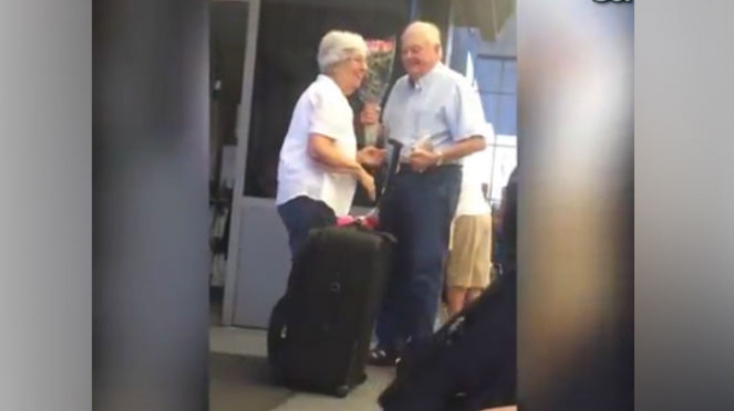 Kakek menunggu istrinya di bandara.