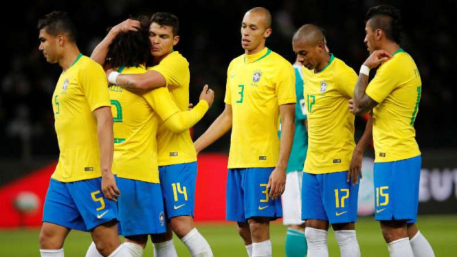 Para pemain Brasil rayakan kemenangan.