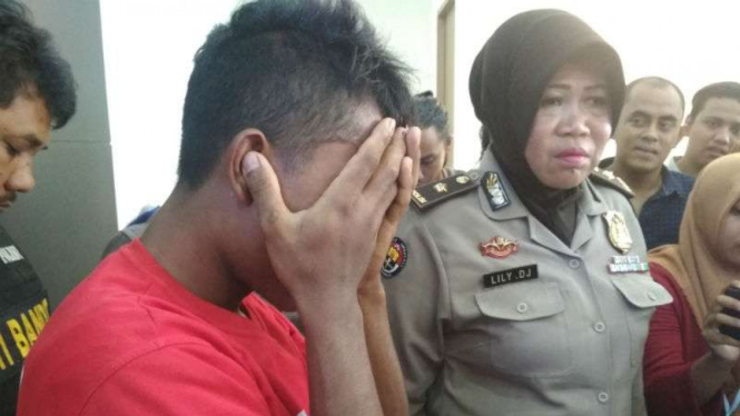 Tersangka pencabulan saat dirilis polisi di Markas Polrestabes Surabaya, Jawa Timur, pada Rabu, 28 Maret 2018.