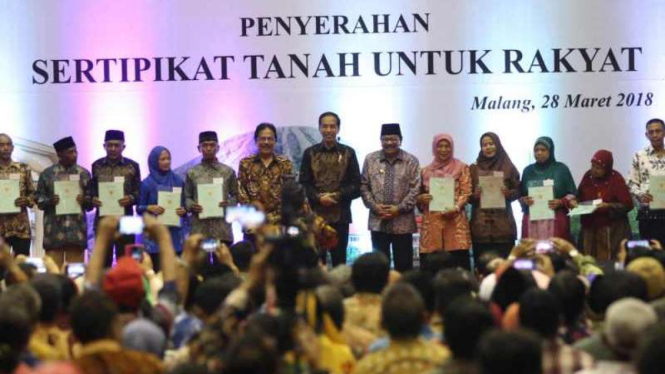 Presiden Jokowi tunjukan sertifikat tanah yang dibagikan di Malang.