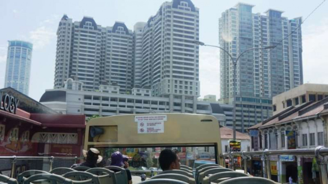 Suasana di atas bus HoHo saat melintas di perkotaan Penang. 
