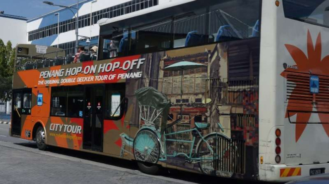 Bus HoHo atau Hop On Hop Off saat melintas di Georgetown, Penang, Malaysia. 