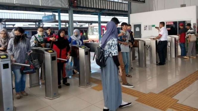 Sejumlah calon penumpang KRL atau commuterline melewati gerbang elektronik di Stasiun Tangerang pada Kamis, 29 Maret 2018.