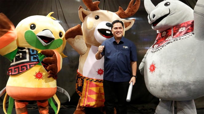 Ketua Panitia Penyelenggara Asian Games 2018 (INASGOC) Erick Thohir dan para maskot Asian Games 2018.