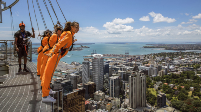 Nadine Chandrawinata skywalk di Auckland, Selandia Baru.