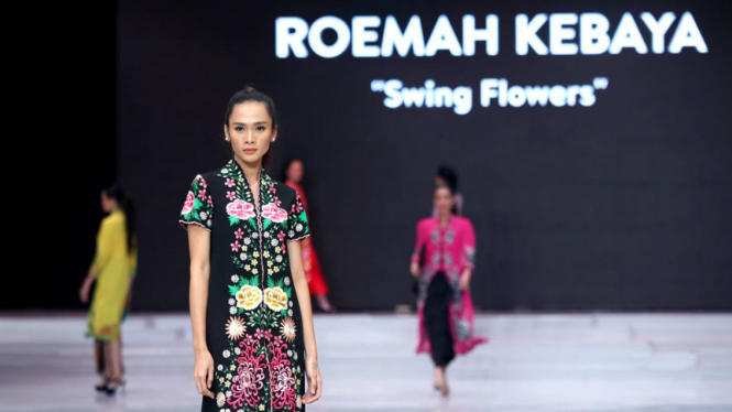 Koleksi busana Swing Flowers di Indonesia Fashion Week