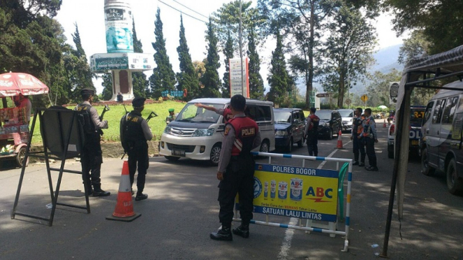 Polisi menutup jalur arah Puncak sampai Gunung Mas