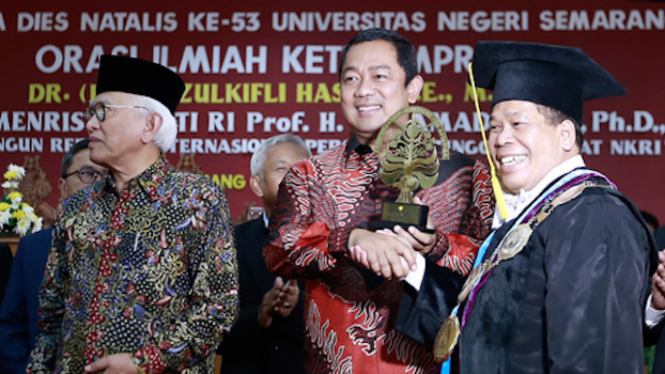Walikota Semarang saat menerima penghargaan 