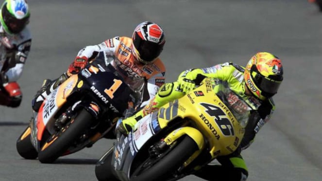 Valentino Rossi (kuning) saat melakoni debutnya di balap motor kelas premium