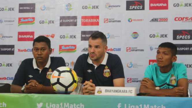 Pelatih Bhayangkara FC, Simon McMenemy (tengah)
