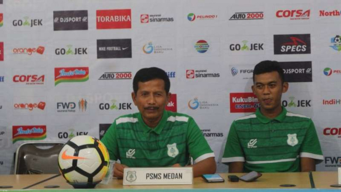 Pelatih PSMS Medan, Djadjang Nurdjaman (kiri)