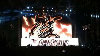 Dipha Barus Bawakan Lagu Lawas di Konser The Chainsmoker
