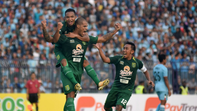 Pemain Persebaya selebrasi gol.