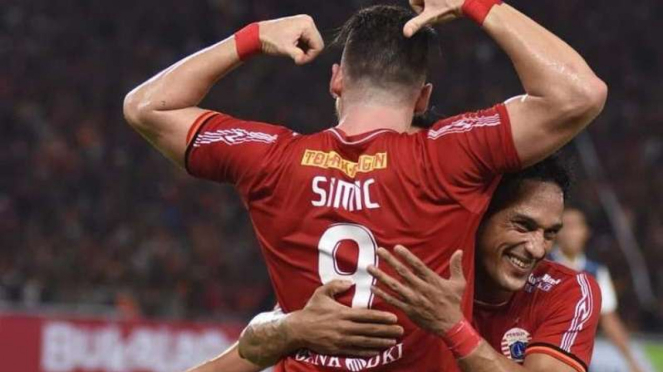 Selebrasi striker Persija, Marko Simic usai mencetak gol ke gawang Arema FC.