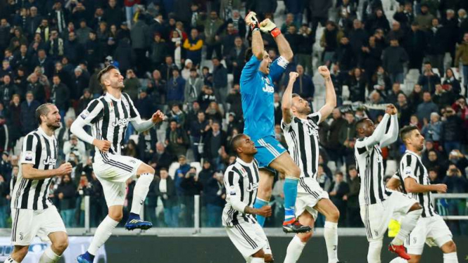 Pemain Juventus rayakan kemenangan.
