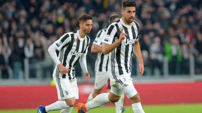 Gelandang Juventus, Sami Khedira, rayakan gol.