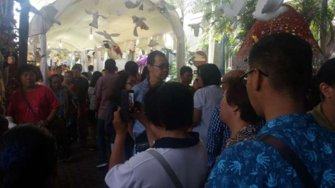 Suasana misa Minggu Paskah di Gereja Katedral, Jakarta Pusat.