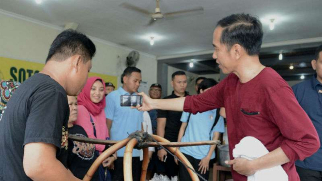 Presiden Joko Widodo ngevlog di warung soto di Solo, Jawa Tengah
