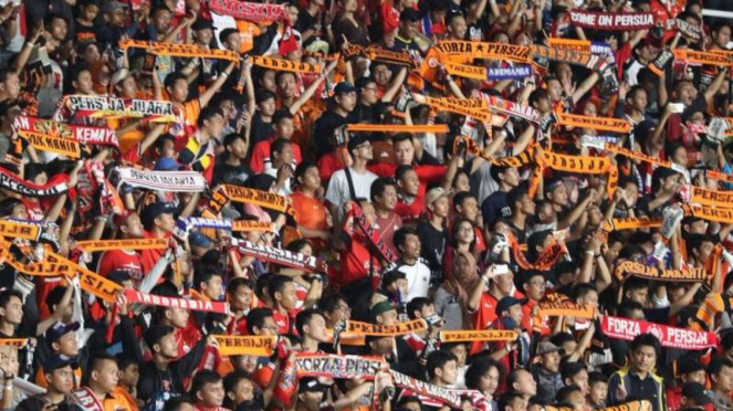 Suporter Persija Jakarta, The Jakmania, menyaksikan laga kontra Arema FC