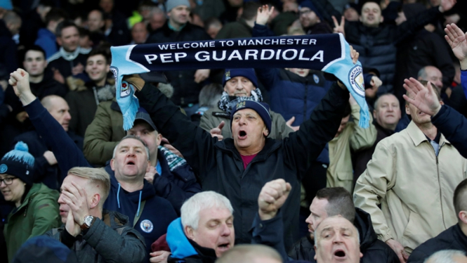 Suporter Manchester City mendukung Pep Guardiola - Reuters