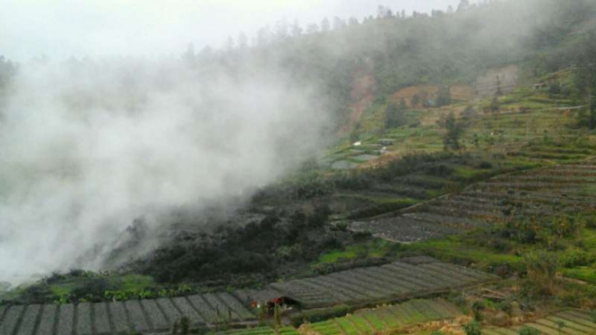 Asap akibat  letusan freatik di kawah Sileri di Kompleks Gunung Api Dieng. 