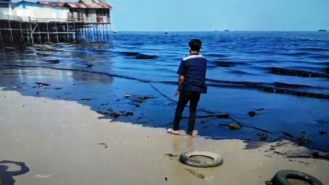 Tercemarnya pantai di Teluk Balikpapan akibat tumpahan minyak.