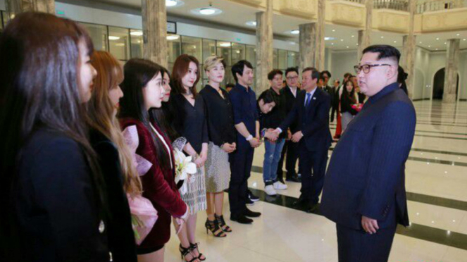 Pemimpin Korea Utara, Kim Jong Un, bersama girl band Korea Selatan Red Velvet
