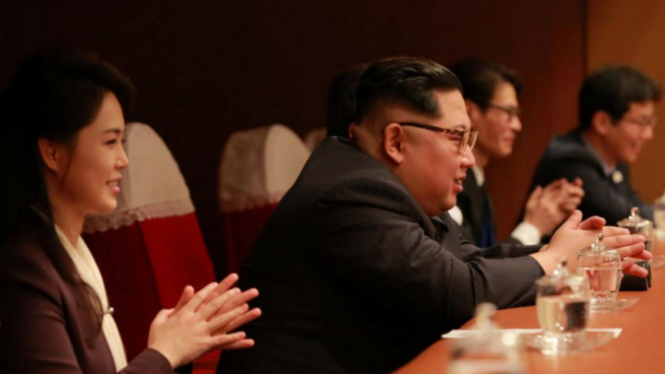 Kim Jong Un dan istri bertepuk tangan ketika melihat penampilan Red Velvet