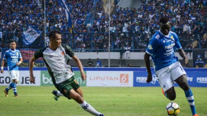 PS Tira saat berhadapan dengan Persib Bandung.
