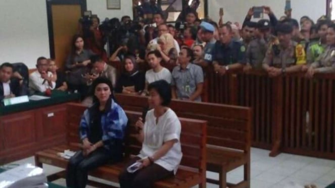 Syahrini datang ke Sidang First Travel di PN Depok