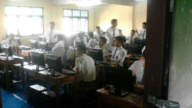 Para siswa peserta UNBK di SMK Miftahul Jannah Cikupa, Tangerang, Banten, panik gara-gara komputer yang mereka gunakan mati hingga empat kali pada Senin, 2 April 2018.