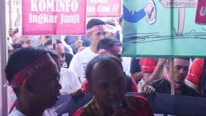 Ratusan pedagang kartu seluler berunjuk rasa di depan Gedung DPR Aceh di Banda Aceh pada Senin, 2 April 2018.