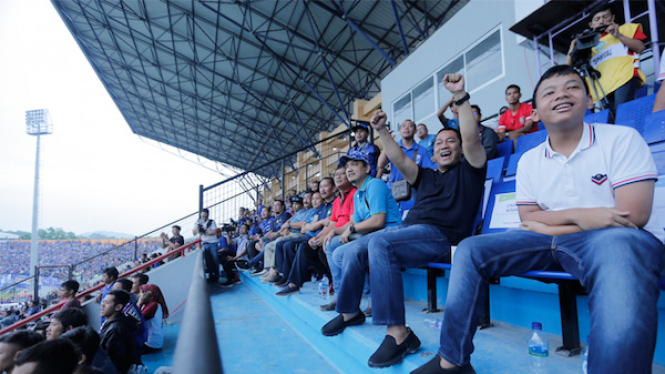 Penonton Pertandingan PSIS - Bali United di Stadion Moch Soebroto, Magelang.