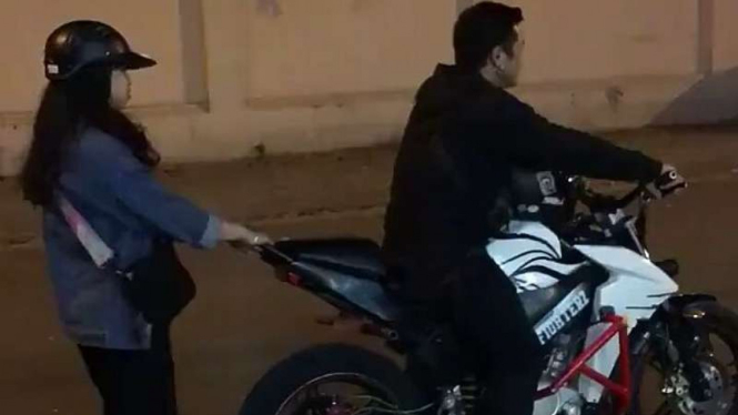 Cara unik pembonceng naik ke motor.