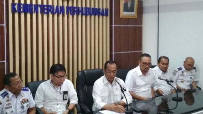  Menteri Perhubungan, Budi Karya Sumadi (tengah).