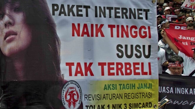 Unjuk rasa menolak pembatasan registrasi kartu prabayar telepon seluler satu NIK untuk tiga kartu