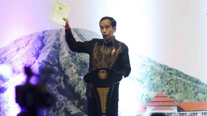 Presiden Joko Widodo saat menyerahkan sertifikat tanah 