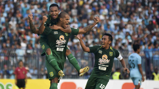 Pesepak bola Persebaya Surabaya David Aprecido Da Silva menggendong rekannya