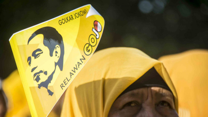 Relawan Golkar Jokowi (GoJo) mengikuti kegiatan pengukuhan