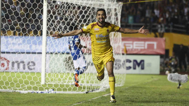 Pesepak bola Sriwijaya FC Manucher Jalilov melakukan selebrasi seusai mencetak gol