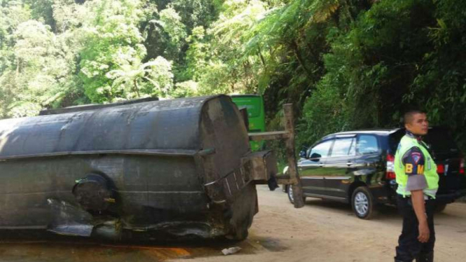 Truk CPO terguling di kawasan Panorama II Sitinjau Lauik, Kota Padang.