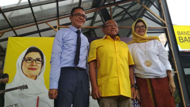 Ketua Dewan Pembina Partai Golkar, Aburizal Bakrie atau ARB, berkampanye untuk pasangan calon wali kota Bandung, Nurul Arifin dan Chairul Yaqin Hidayat, pada Senin, 2 April 2018.