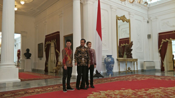Presiden Jokowi bersama Kevin Sanjaya dan Marcus Gideon.