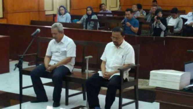 Mantan Bupati Batubara OK Arya Zulkarnain dan mantan Kadis PUPR Kabupaeten Batubara Helman Herdadi saat menjalani sidang di PN Medan