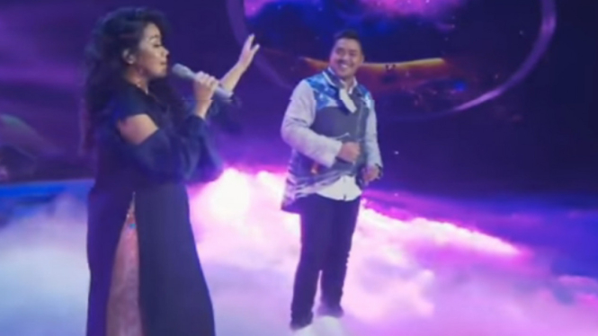 Yura Yunita dan Abdul di panggung Indonesian Idol