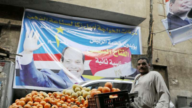 Poster-poster kampanye Abdel Fattah al-Sisi di jalanan Mesir