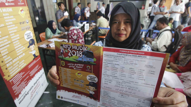 Warga menunjukkan formulir pendaftaran mudik gratis 2018